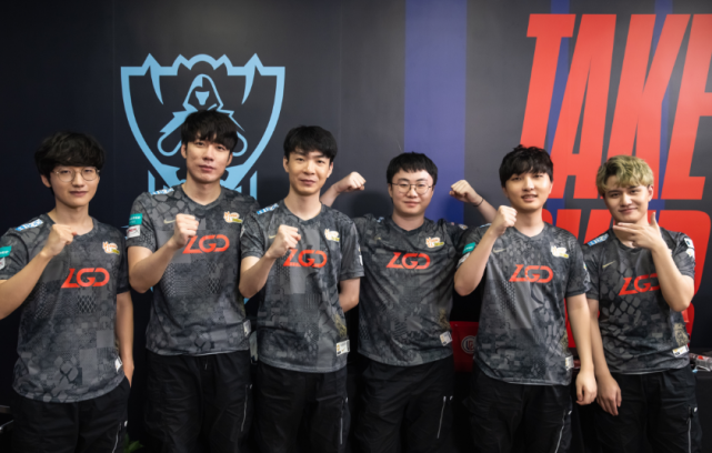 高清图：长腿美女骑跨C罗总裁手抚美腿显得意.